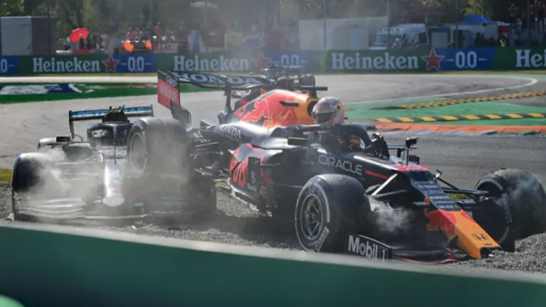 Deu Ruim! Verstappen recebe punição após bater em Hamilton