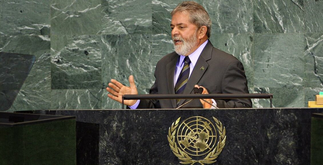 Na foto, o ex-presidente Lula discursando na ONU, em 2009, quando era presidente. Mas você sabe por que o brasil é o primeiro a discursar na onu?