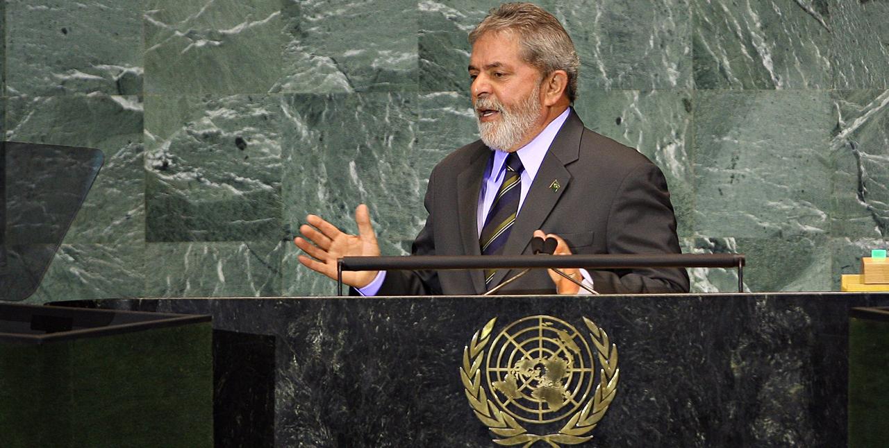 Na foto, o ex-presidente Lula discursando na ONU, em 2009, quando era presidente. Mas você sabe por que o brasil é o primeiro a discursar na onu?