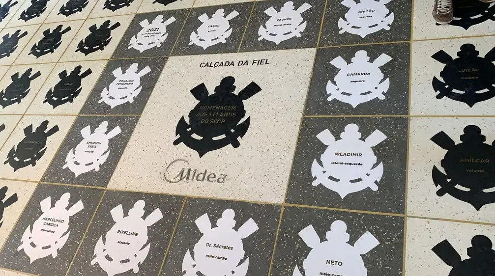 Calçada da Fama do Corinthians conta com 111 jogadores, mas 11 foram escolhidos pela torcida