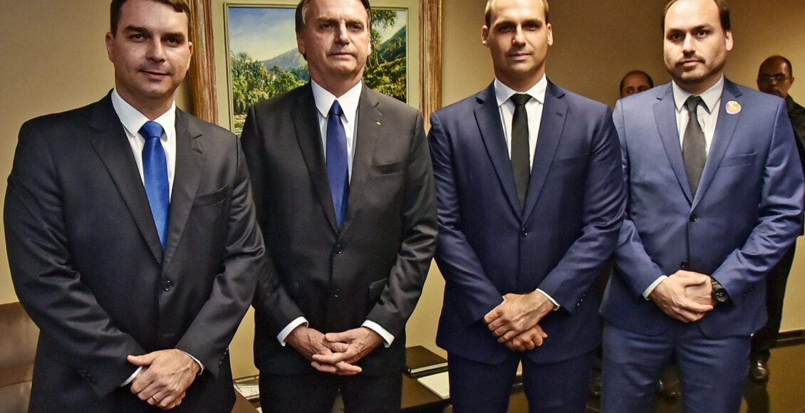 Na foto, os quatro filhos do Bolsonaro