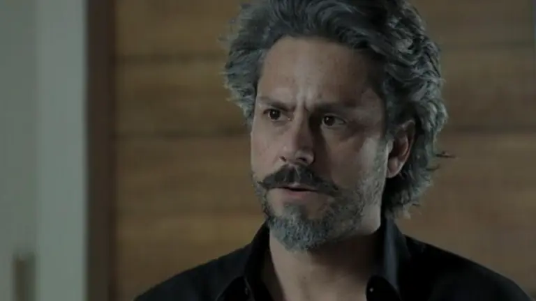 Comendador descobre quem foi o primeiro marido de Marta em Império