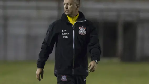 Pressão em Sylvinho pode fazer Mano Menezes voltar ao Corinthians?