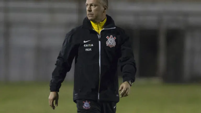 Pressão em Sylvinho pode fazer Mano Menezes voltar ao Corinthians?