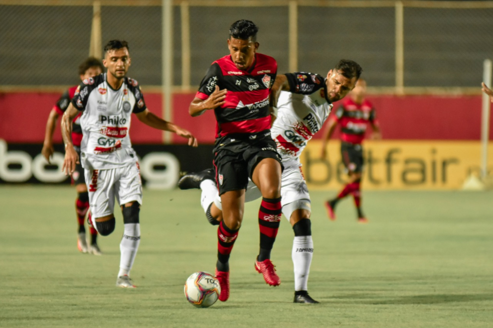 Operário x Vitória se enfrentam hoje, com transmissão ao vivo do Premiere