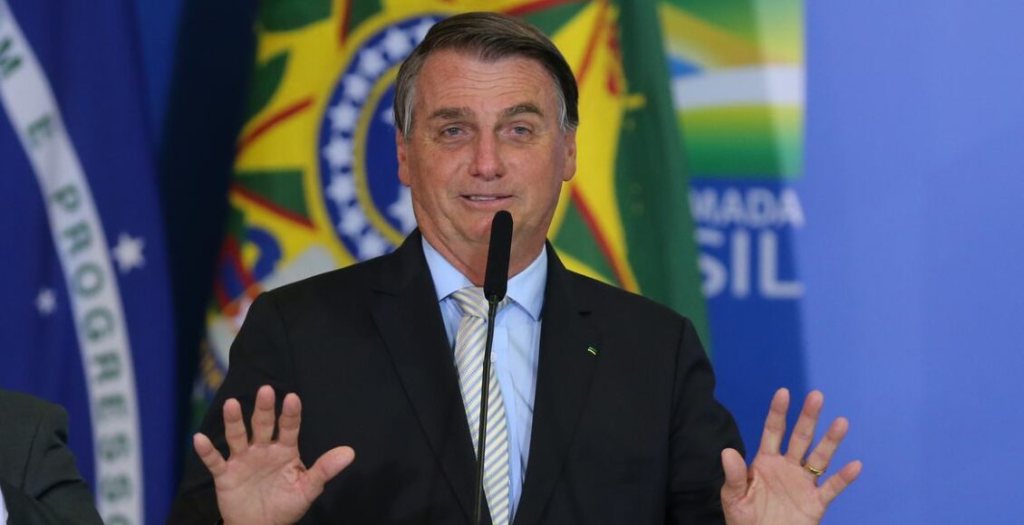 Na foto, o presidente do Brasil, Jair Bolsonaro, com as mãos levantadas. Hipóteses sugerem que Bolsonaro pode ser preso.