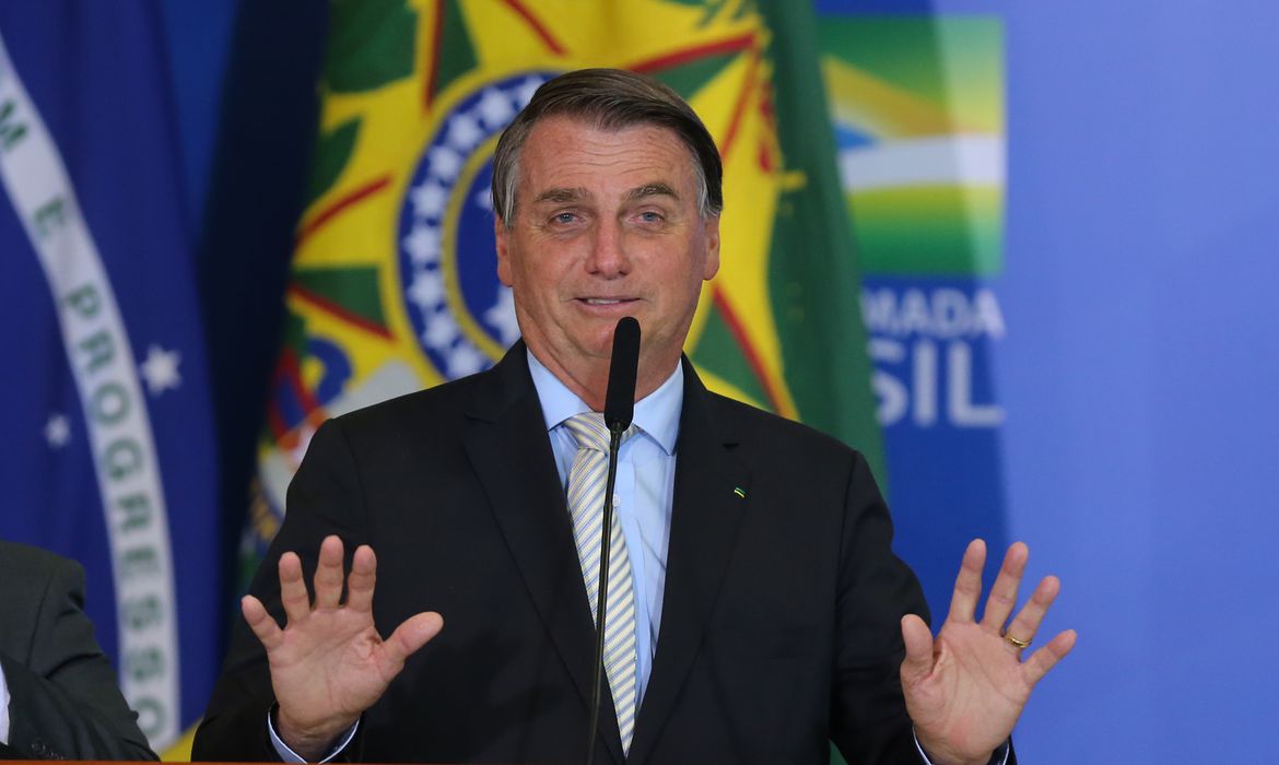 Na foto, o presidente do Brasil, Jair Bolsonaro, com as mãos levantadas. Hipóteses sugerem que Bolsonaro pode ser preso.