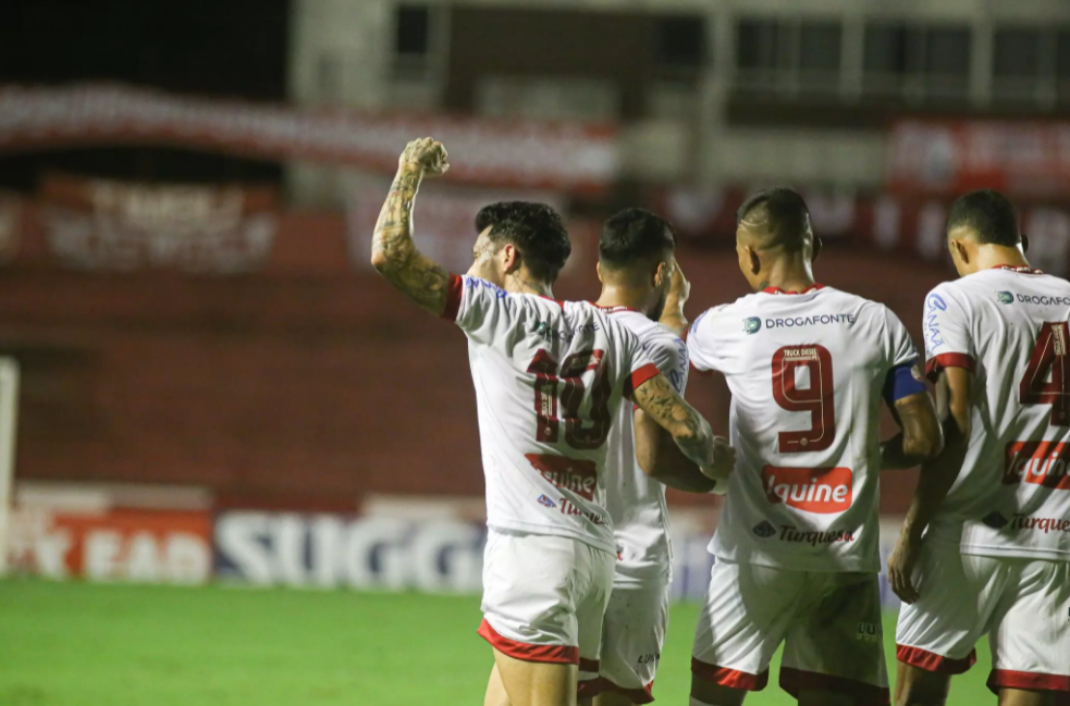 Náutico x Guarani se enfrentam em jogo hoje, com transmissão ao vivo nos canais fechados