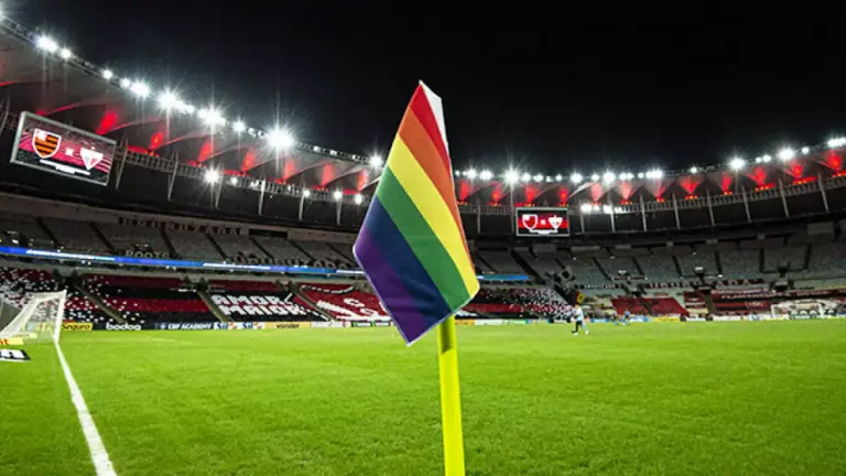 Torcida crítica Camisa do Flamengo LGBTQIA+ 2021 por detalhe