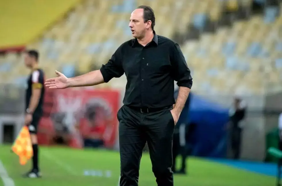 Rogério Ceni pode ser novo técnico do Santos, mas atualmente não é o favorito