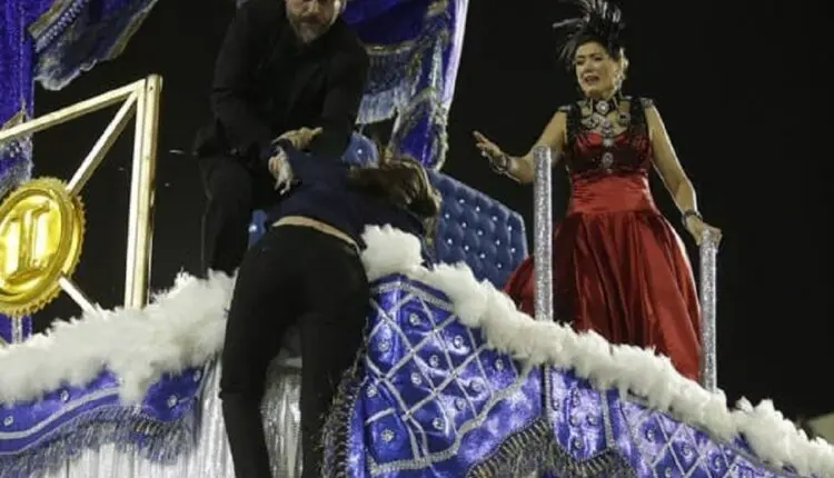 cora no carro alegórico