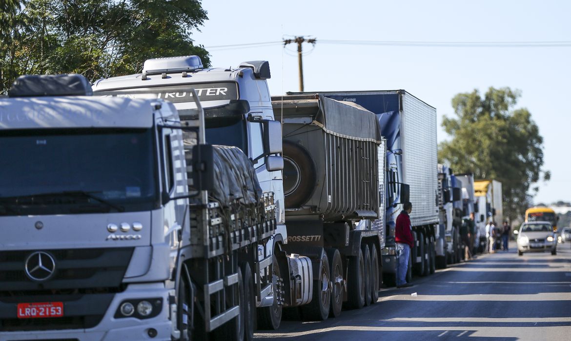 greve dos caminhoneiros em 2018 com vários veículos em fila