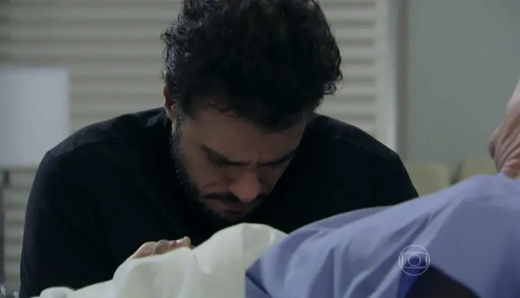 enrico e claudio no quarto de hospital