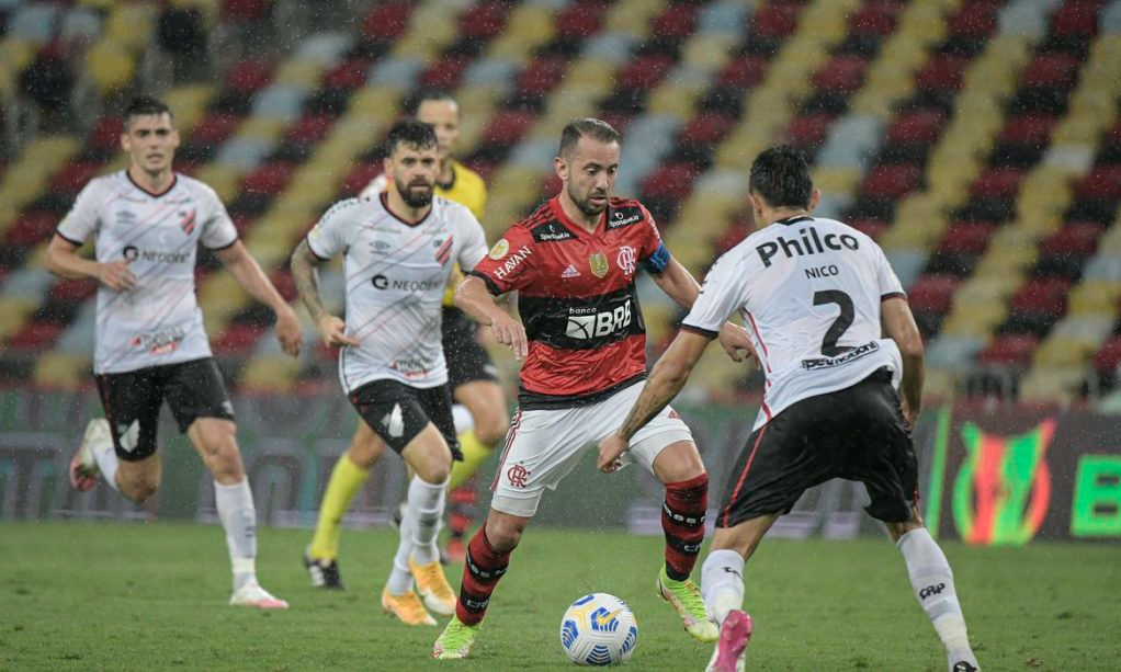 Titular, Everton Ribeiro irá servir o Brasil e por isso não está na provável escalação do Flamengo de hoje