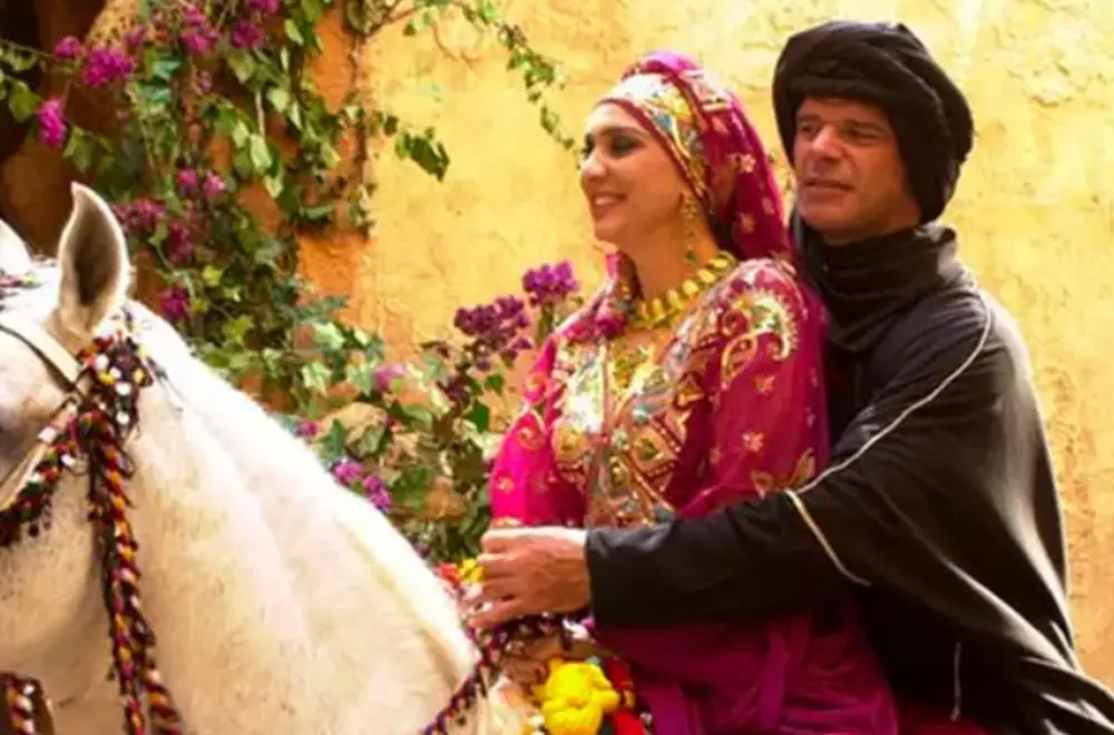 Com quem Nazira fica no final da novela O Clone?