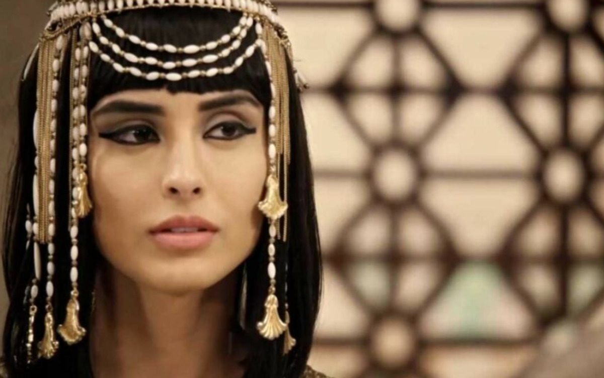 quem é a atriz que faz asenate na novela gênesis