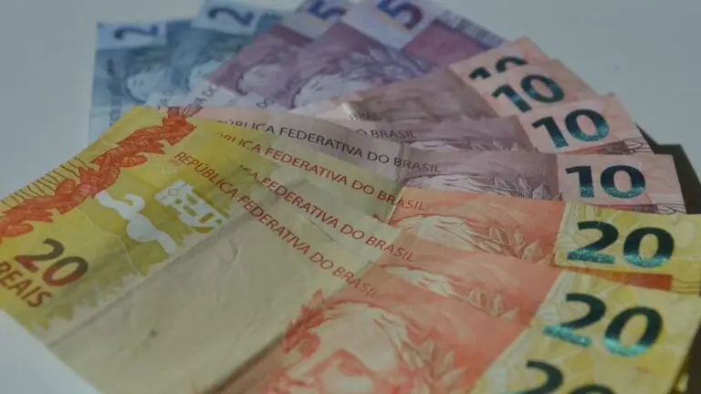 Como funciona adiantamento do 13º salário: conheça as regras