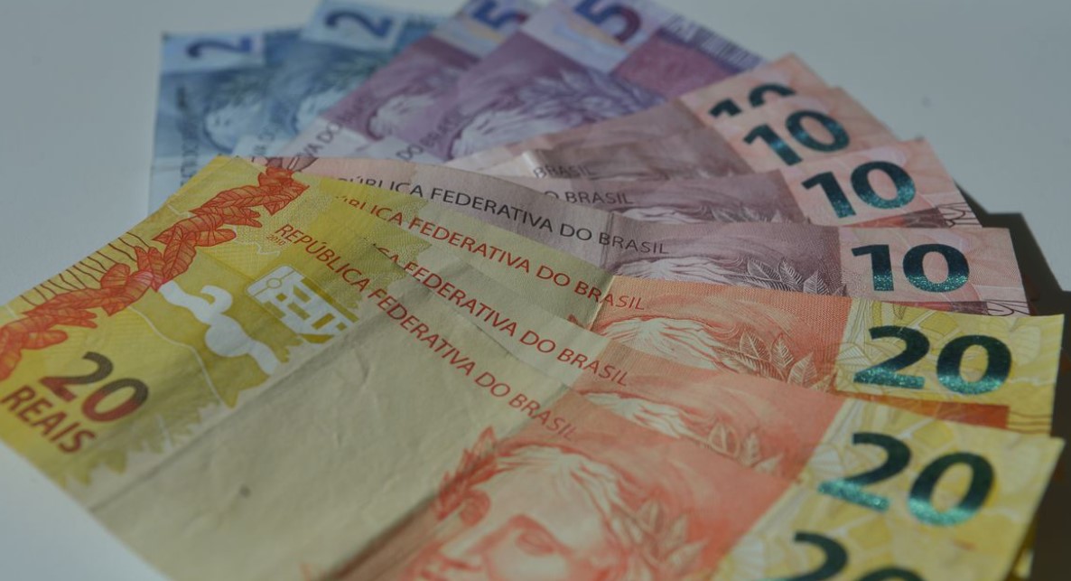 como funciona adiantamento do 13º salário