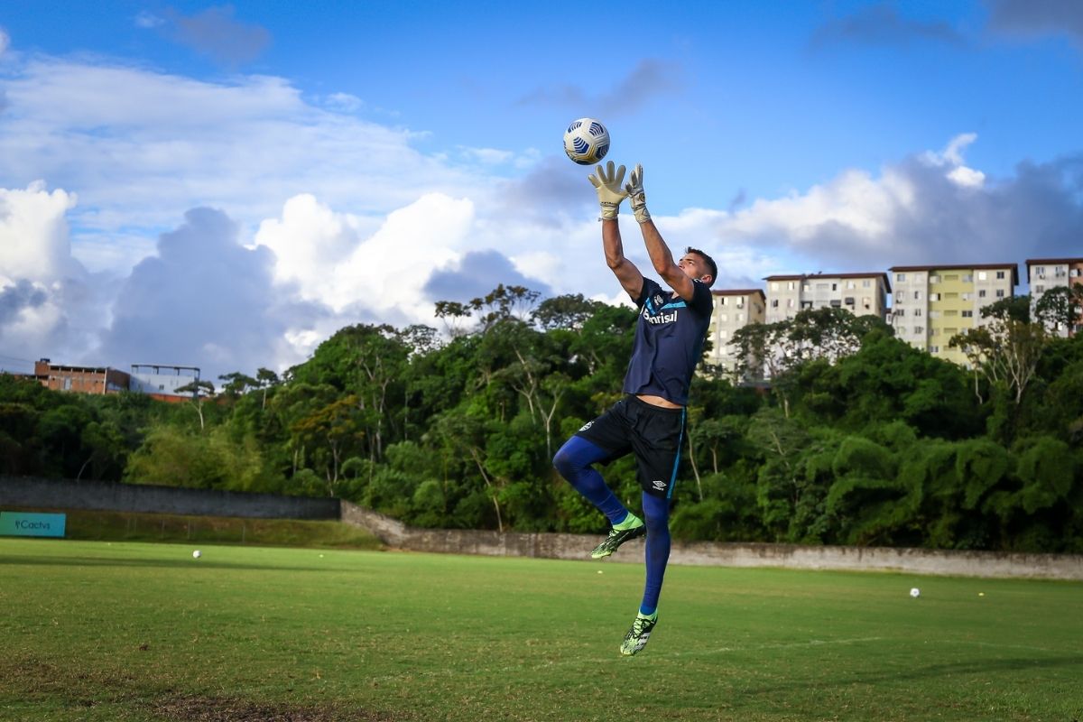 Jogos de hoje: onde assistir o futebol desta quinta-feira (26/11