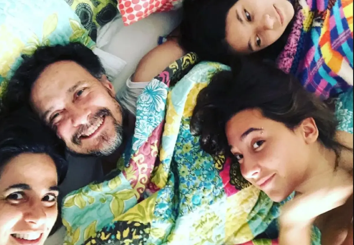 atriz, marido e filhas