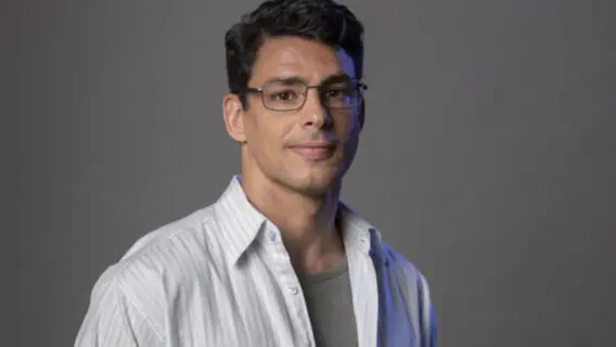 Qual a idade de Cauã Reymond, protagonista de Um Lugar ao Sol?