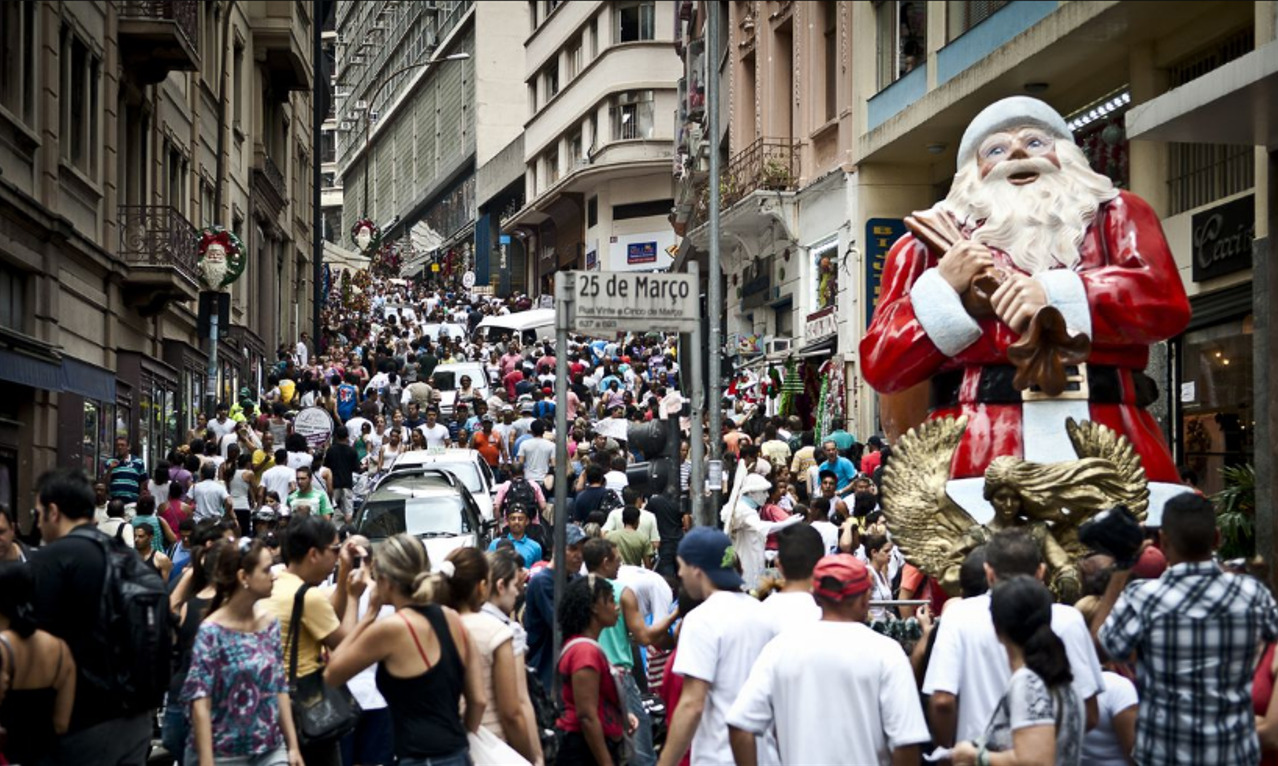 Consumidores lotam Rua 25 de Março Brás às vésperas do Natal
