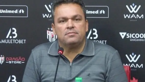 Presidente do Atlético-GO tira máscara de repórter e defende Bolsonaro