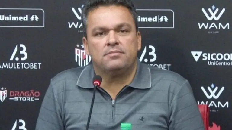 Presidente do Atlético-GO tira máscara de repórter e defende Bolsonaro