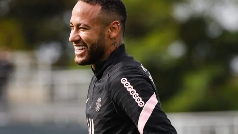 Quanto Neymar ganha por mês no PSG?