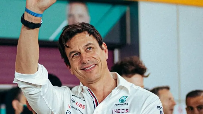 Vídeos de Toto Wolff em festa após final da Fórmula 1 viralizam