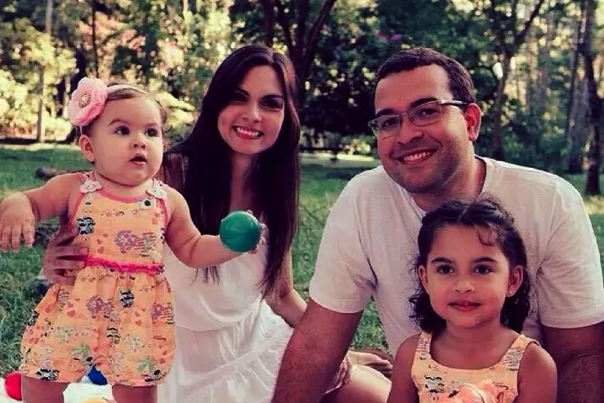 atriz, marido e filhas