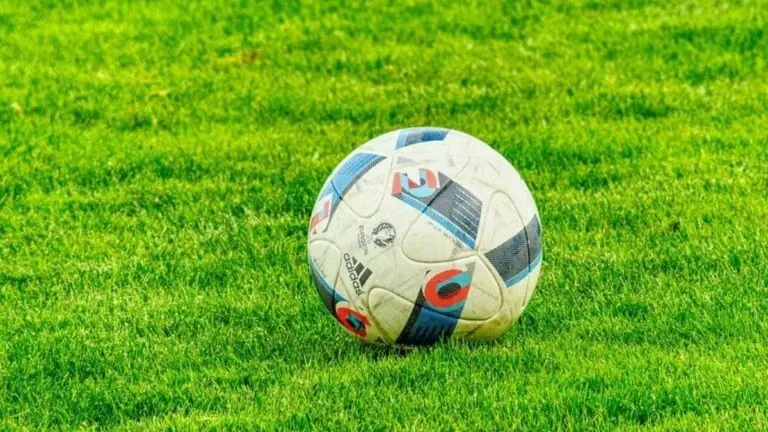 Jogos de hoje, domingo: onde assistir partidas de futebol ao vivo – 26/12