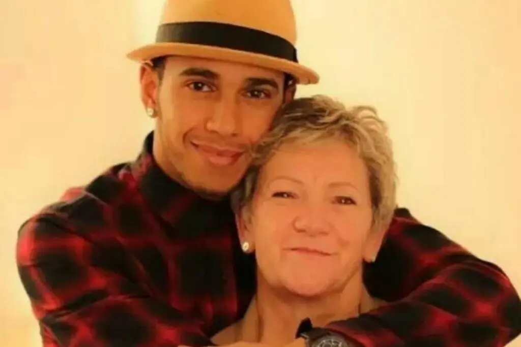mãe de Lewis Hamilton