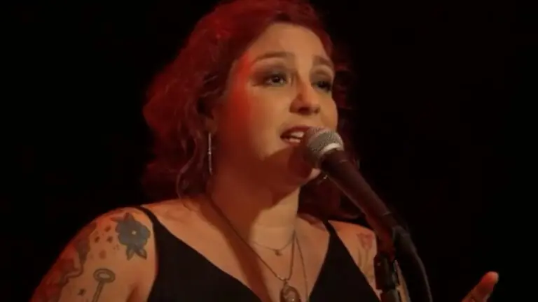 Nicole de Um Lugar ao Sol é astróloga e cantora na vida real