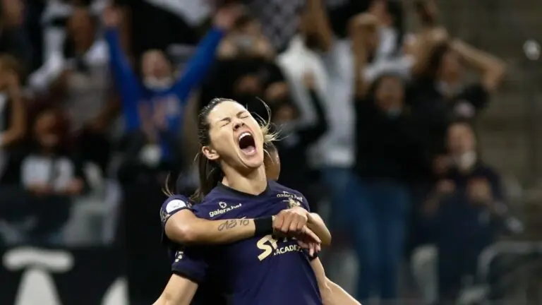 Quanto ganha uma jogadora de futebol feminino do Corinthians?