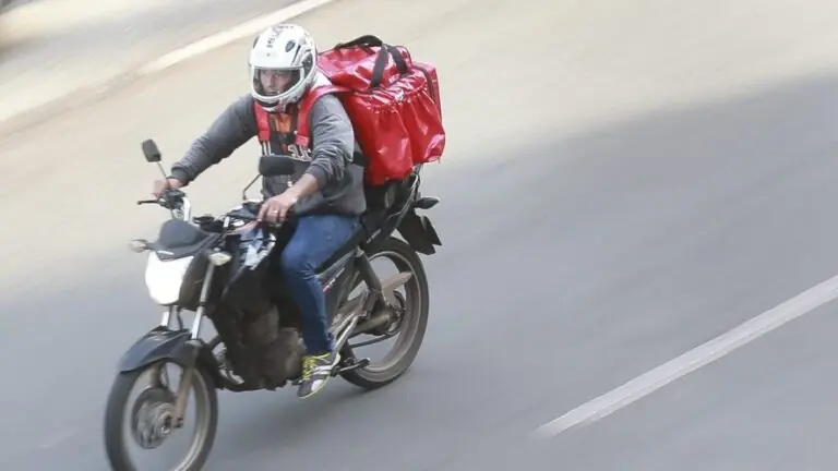 Lei garante auxílio entregador para quem trabalha por aplicativo