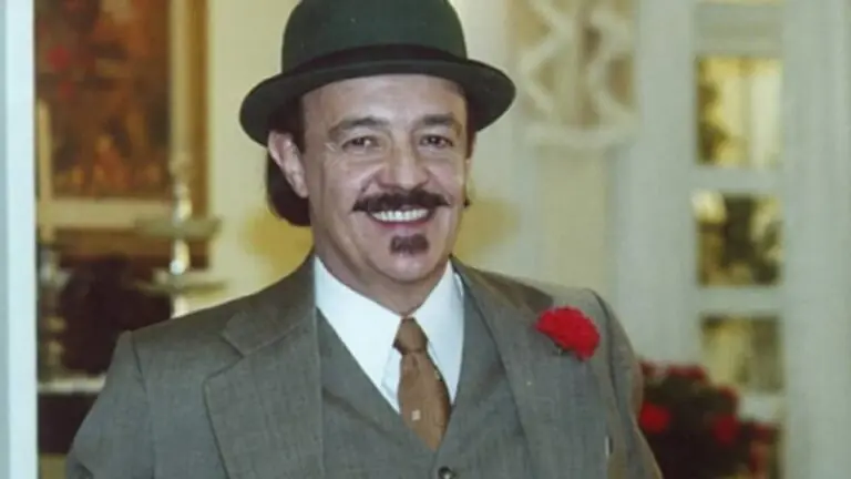 Com quem Cornélio termina em O Cravo e a Rosa; Dinora ou Dalva?