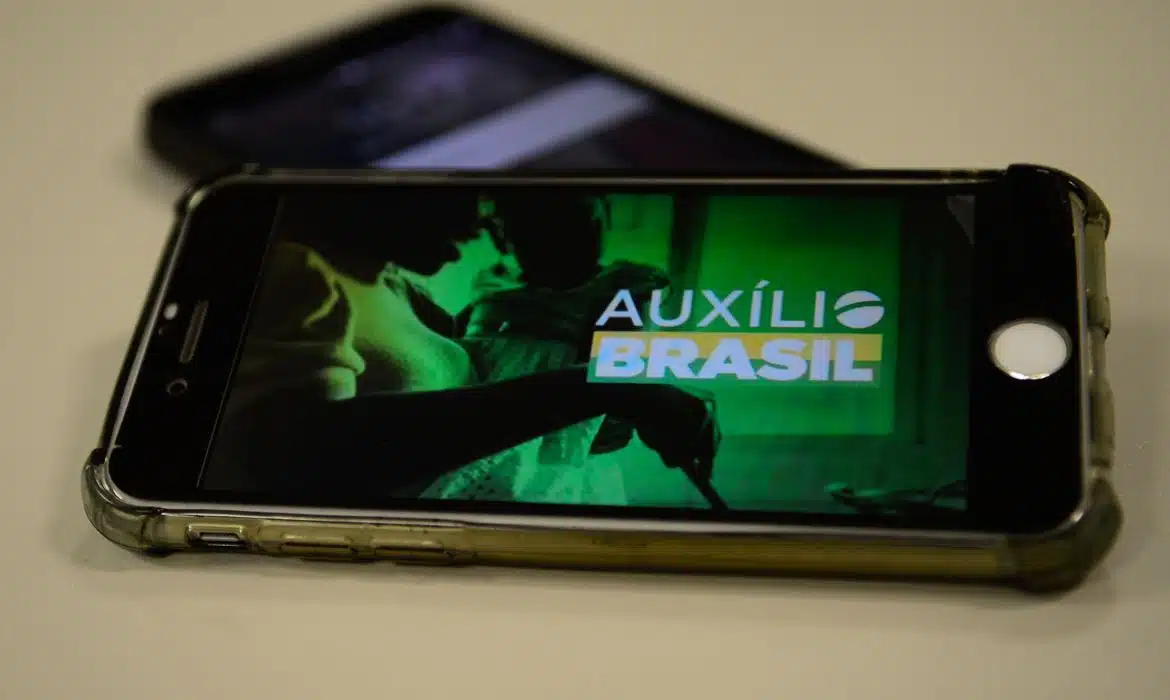Como consultar Auxílio Brasil pelo telefone