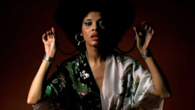 Cantora Betty Davis, pioneira do funk, morre aos 77 anos