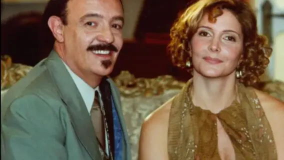 Como Cornélio descobre a traição de Dinorá em O Cravo e a Rosa