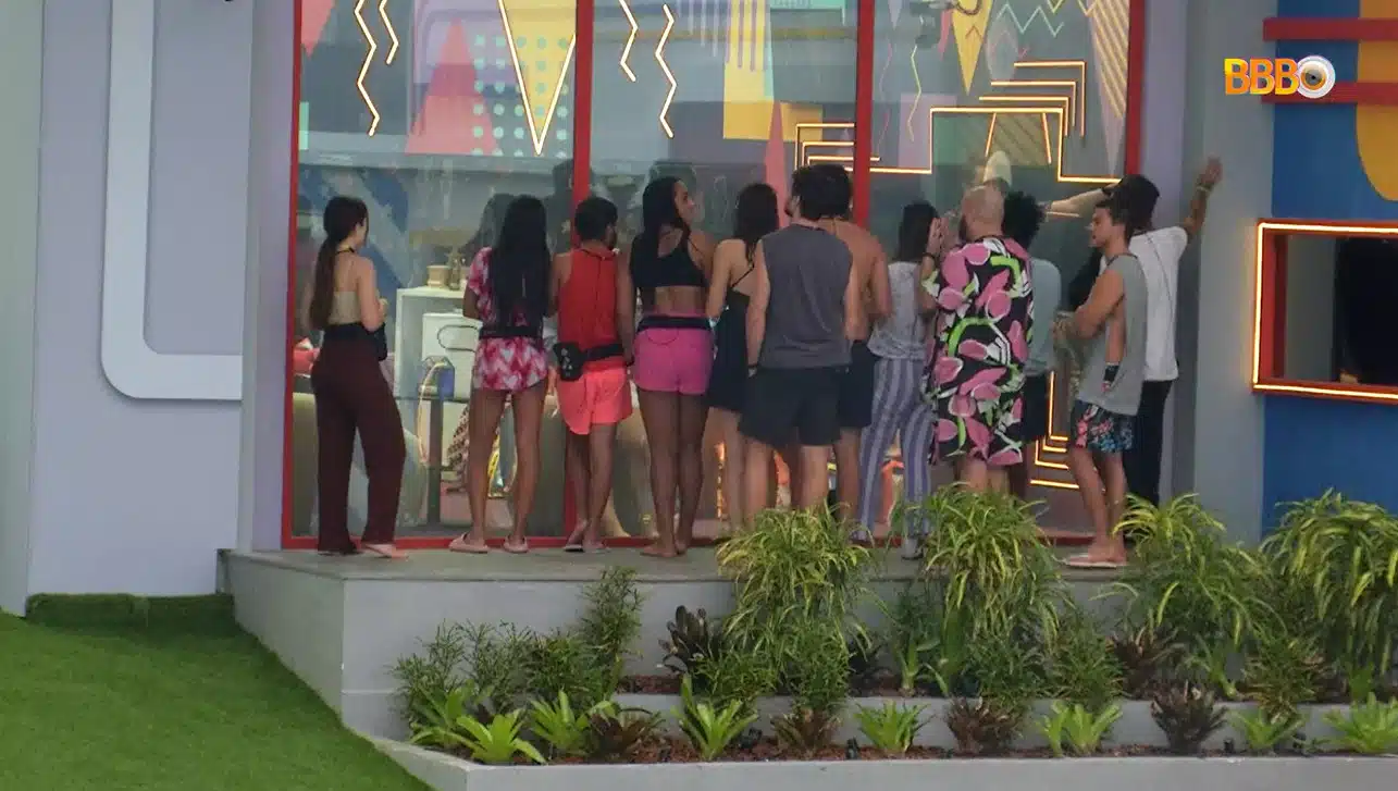 participantes entram na casa de vidro do BBB 22