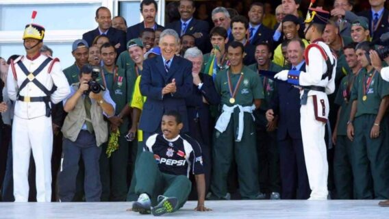 Qual jogador de futebol deu cambalhota na rampa do Planalto em 2002?