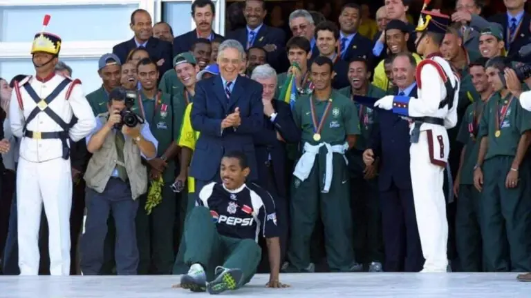 Qual jogador de futebol deu cambalhota na rampa do Planalto em 2002?