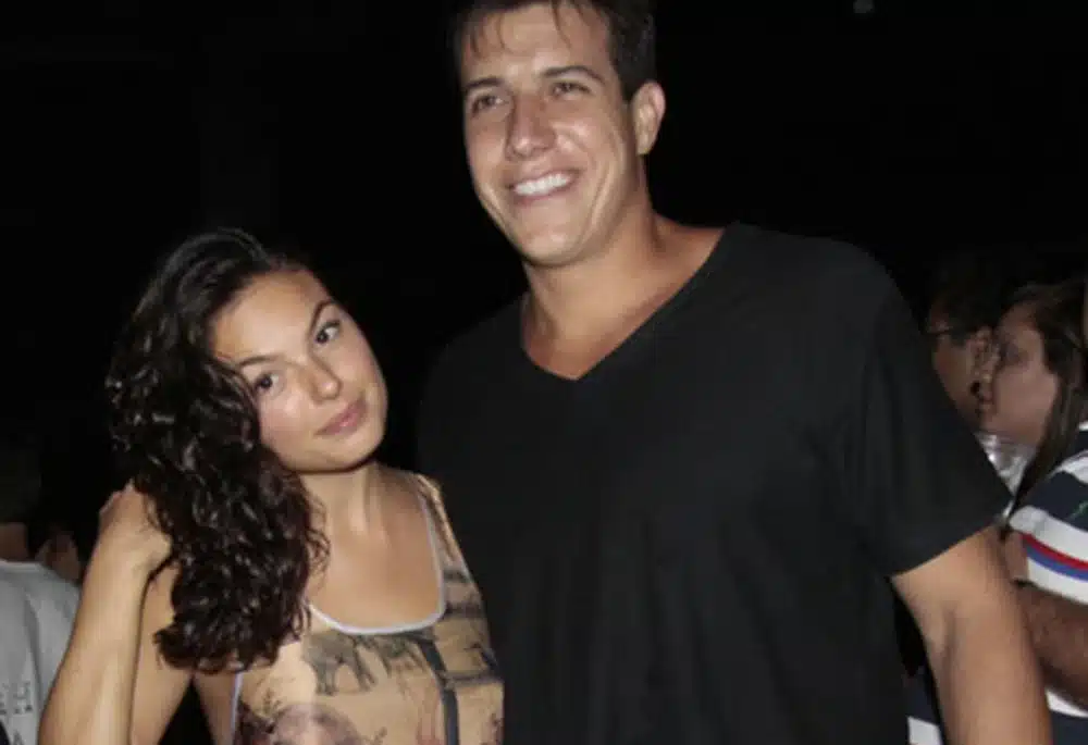 Isis Valverde termina casamento