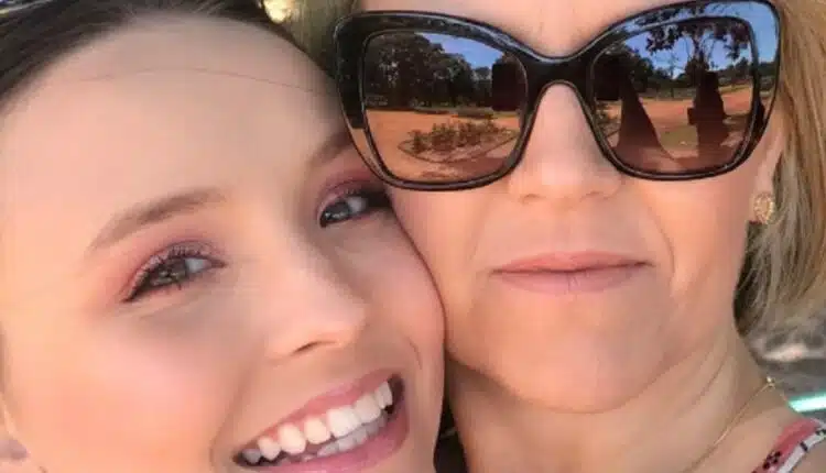 quem é a mãe de Larissa Manoela na vida real