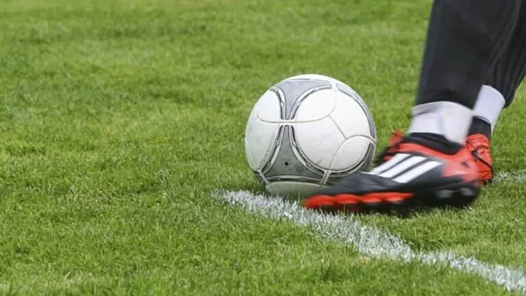 Jogos de hoje na TV: horário de futebol e onde assistir sábado (12/03)