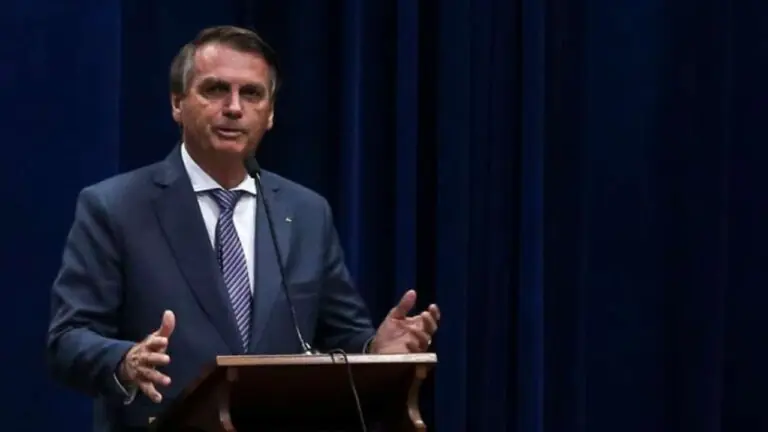 Bolsonaro sanciona empréstimo consignado do Auxilio Brasil