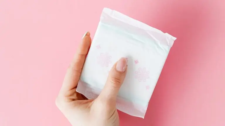 Após polêmica, Bolsonaro assina decreto de distribuição de absorventes