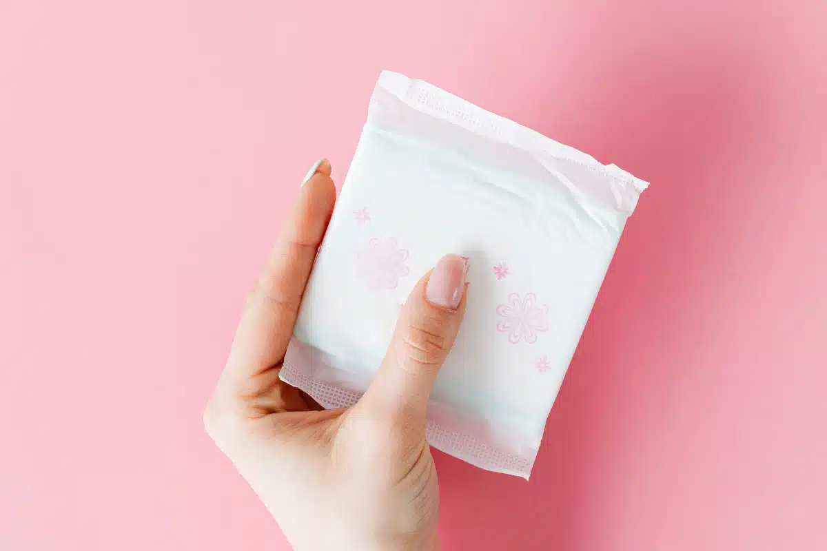 Bolsonaro assina decreto de distribuição de absorventes