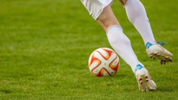 Jogos de hoje ao vivo: horário e onde assistir futebol no sábado (26/03)